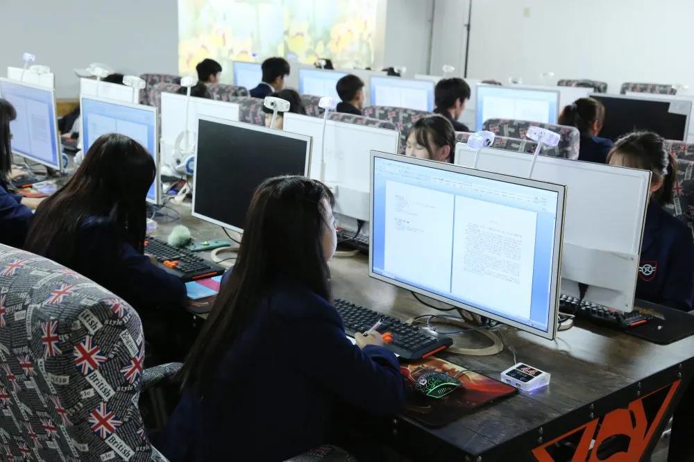 甘肅秦隴技工學(xué)校2020年招生簡(jiǎn)章——計(jì)算機(jī)網(wǎng)絡(luò)技術(shù)服務(wù)專業(yè)